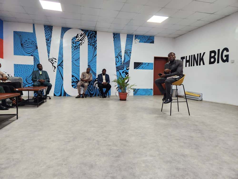 meeting-hall-wall-art-and-painting